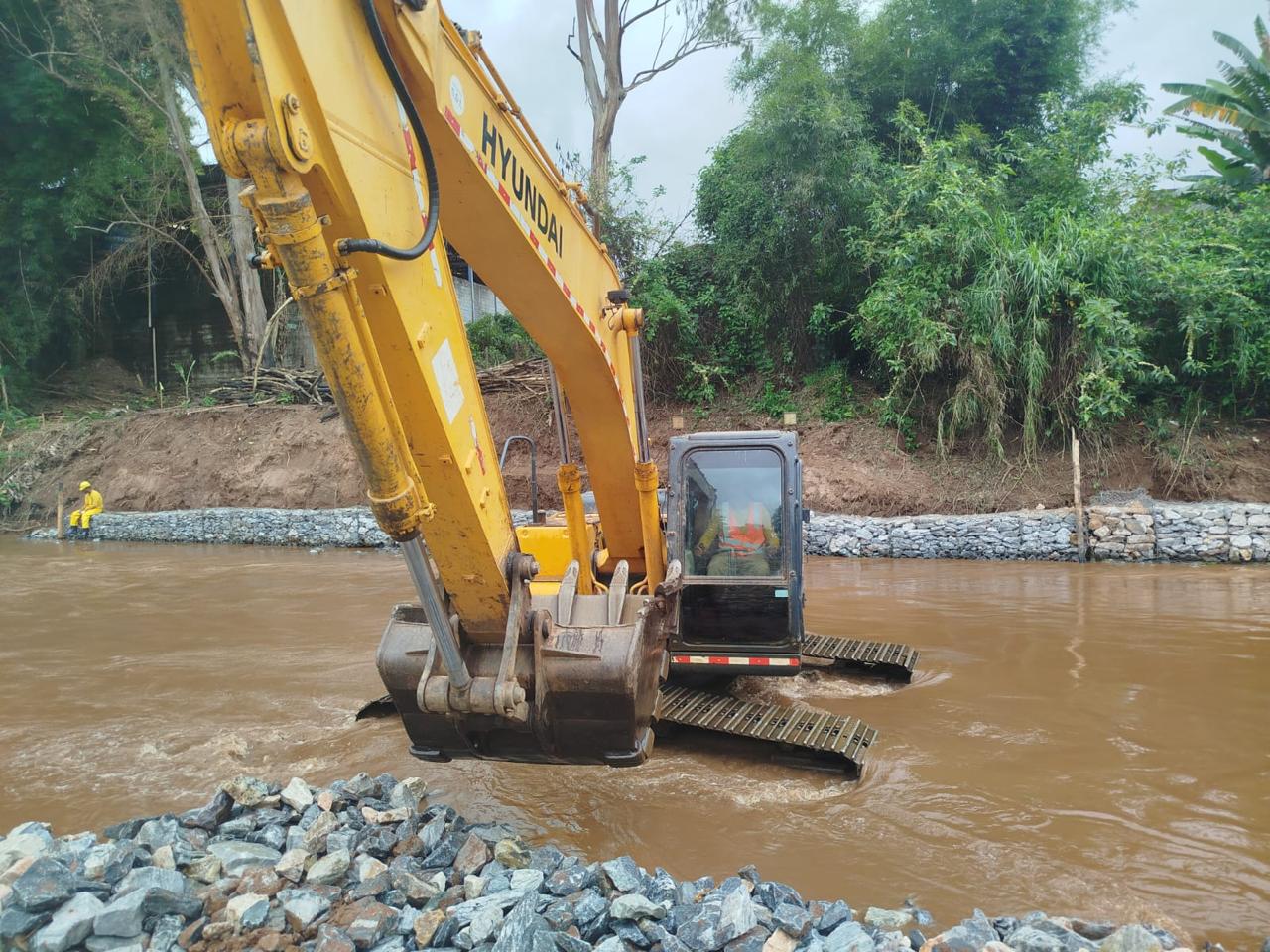 R210 Escavadeira  hyundai