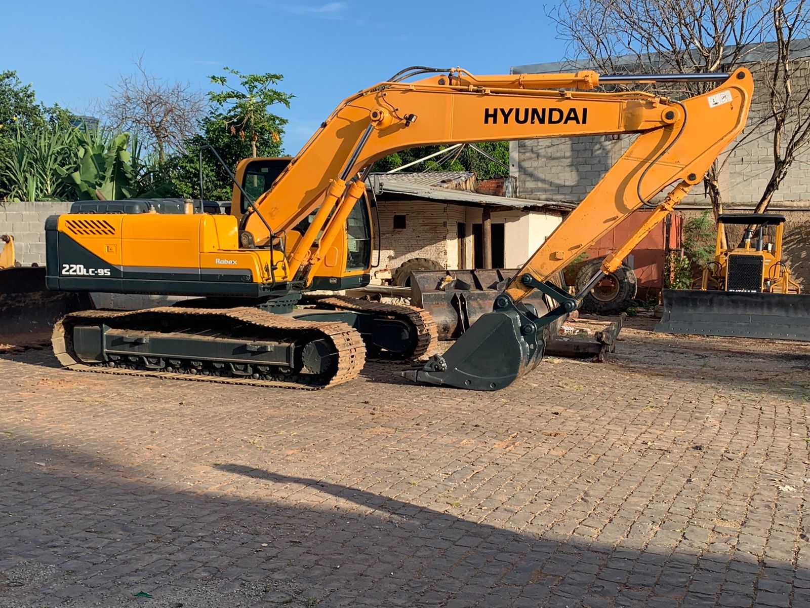 Escavadeira Hyundai R220LC-9s